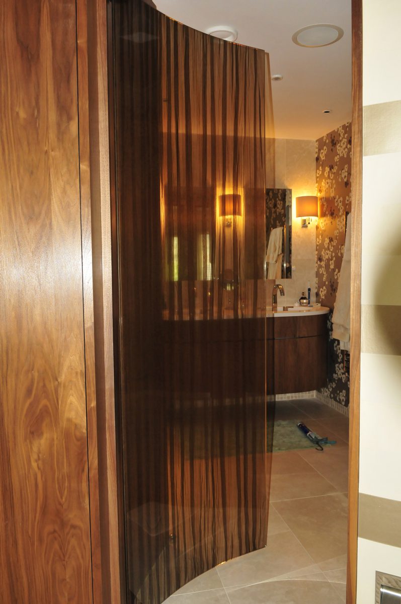 Curved glass door with pattern, bathroom